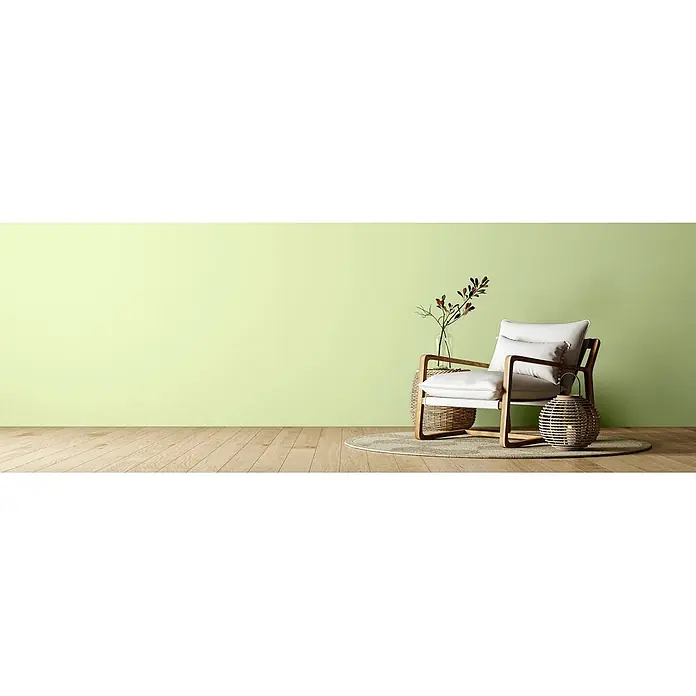 Caleo Color Wandfarbe Lehmfarbe Zauberwald - Zauberwald, Matt, 0,15 l - Moderner Holzsessel mit weißen Kissen, Korbtisch mit Vase und Zweigen, und Korblaterne auf rundem Teppich.