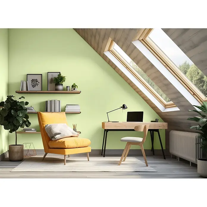 Caleo Color Wandfarbe Lehmfarbe Zauberwald - Zauberwald, Matt, 0,15 l - Ein modernes Dachgeschoss-Büro mit hellgrünen Wänden, Holzschreibtisch, gelbem Sessel und Dachfenstern.