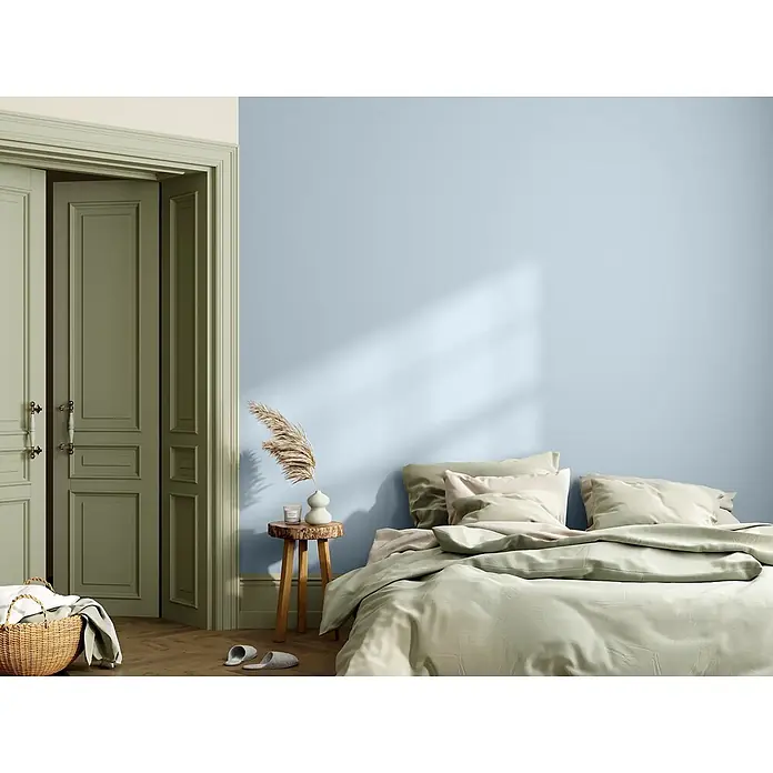 Caleo Color Wandfarbe Lehmfarbe Morgentau - Morgentau, Matt, 2,25 l - Ein gemütliches Schlafzimmer mit einem Bett mit hellgrüner Bettwäsche, hellblauen Wänden und olivgrünen Türen.