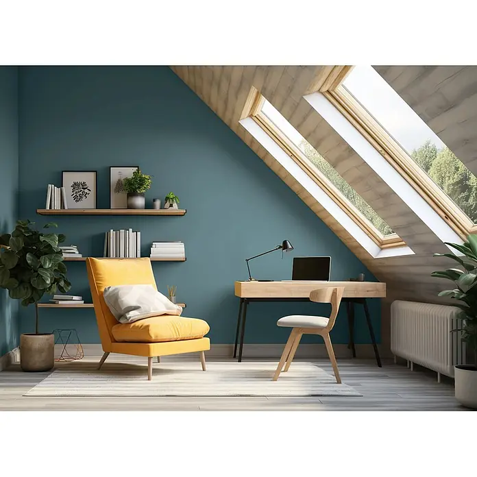 Caleo Color Wandfarbe Lehmfarbe Sommergewitter - Sommergewitter, Matt, 0,15 l - Gemütliches Dachgeschoss-Büro mit tealblauen Wänden, Holzschreibtisch, Stuhl und gelbem Sessel, natürlich beleuchtet durch Dachfenster.