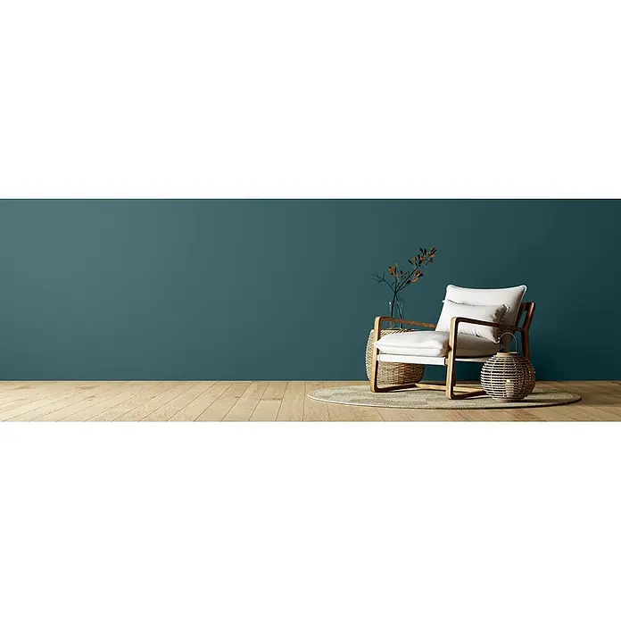 Caleo Color Wandfarbe Lehmfarbe Sommergewitter - Sommergewitter, Matt, 0,15 l - Ein bequemer Sessel mit hellem Holzrahmen und cremefarbenen Kissen, in einem modernen Wohnraum platziert.