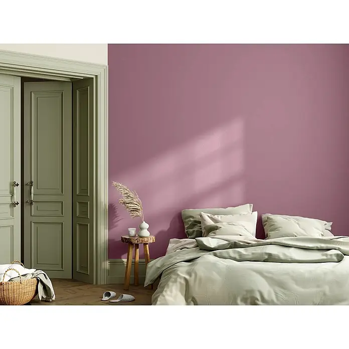 Caleo Color Wandfarbe Lehmfarbe Königsflieder - Königsflieder, Matt, 5 l - Staubrosafarbene Schlafzimmerwand, ergänzt durch hellgrüne Bettwäsche und Türrahmen.