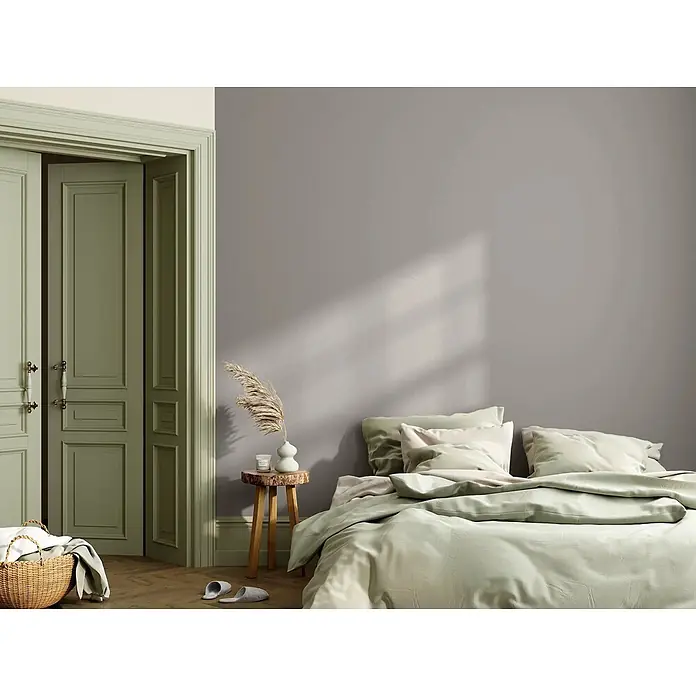 Caleo Color Wandfarbe Lehmfarbe Wildkatze - Wildkatze, Matt, 0,15 l - Hellgrüne Bettwäsche mit Kissen und Decke auf einem Bett.