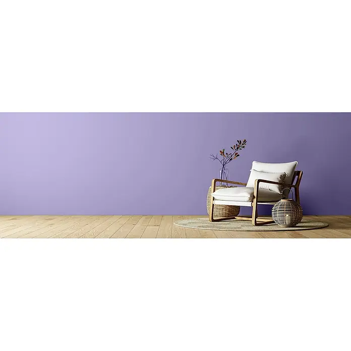 Caleo Color Wandfarbe Lehmfarbe Veilchenblüte - Veilchenblüte, Matt, 2,25 l - Weißer Sessel mit Holzrahmen und bequemen Polstern in einem modernen Wohnraum mit violetter Wand und Holzfußboden.