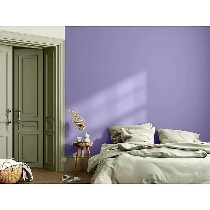 Caleo Color Wandfarbe Lehmfarbe Veilchenblüte - Veilchenblüte, Matt, 2,25 l - Ein gemütliches Schlafzimmer mit lila Wand, grüner Bettwäsche und salbeifarbenen Türen.