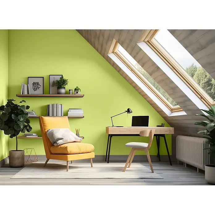 Caleo Color Wandfarbe Lehmfarbe Urzeitfarn - Urzeitfarn, Matt, 5 l - Helles Dachgeschoss-Homeoffice mit Holzschreibtisch, Stuhl und gelbem Sessel unter großen Dachfenstern.
