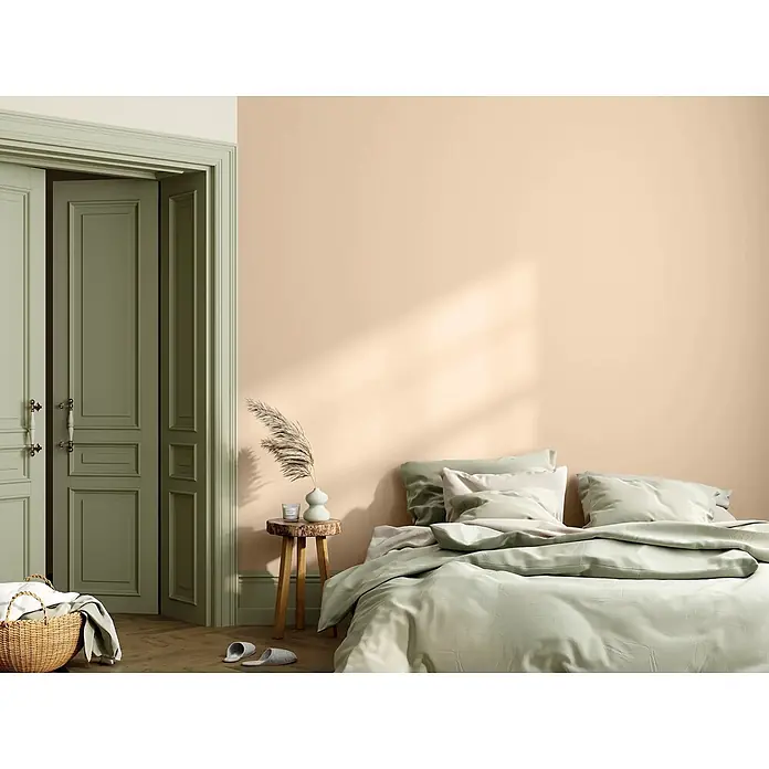 Caleo Color Wandfarbe Lehmfarbe Pampasgras - Pampasgras, Matt, 2,25 l - Gemütliches Schlafzimmer mit Bett und hellgrüner Bettwäsche, pfirsichfarbenen Wänden und salbeigrünen Türen.