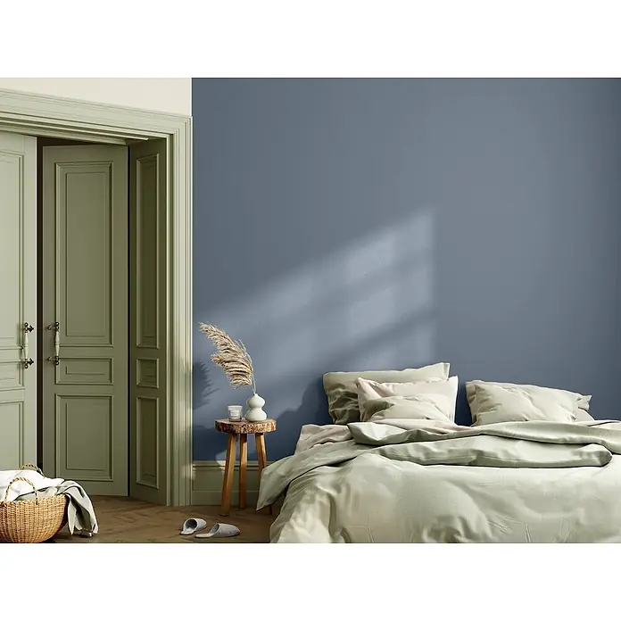 Caleo Color Wandfarbe Lehmfarbe Wolkenbett - Wolkenbett, Matt, 0,15 l - Schlafzimmer mit Bett, hellgrüner Bettwäsche, blauer Wand und salbeigrünen Türen.