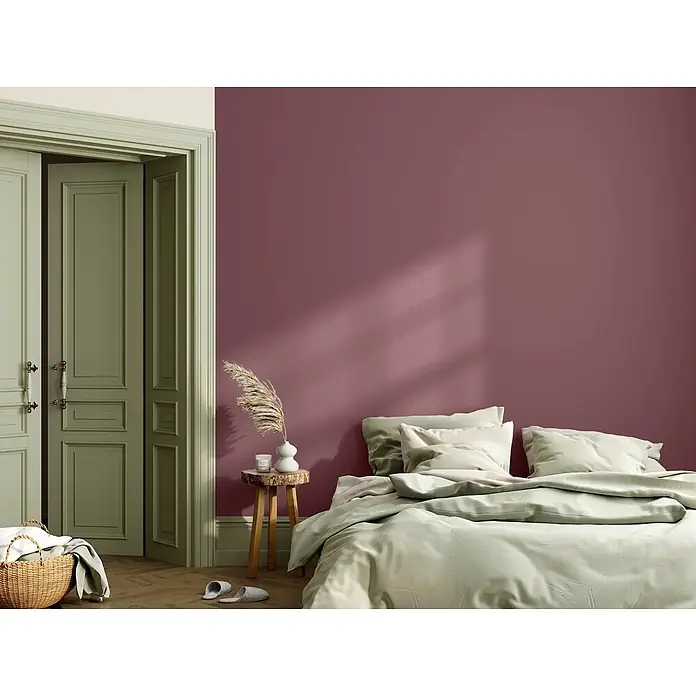 Caleo Color Wandfarbe Lehmfarbe Purpurglöckchen - Purpurglöckchen, Matt, 5 l - Gemütliches Schlafzimmer mit pflaumenfarbener Wand, salbeigrünen Türen und hellgrüner Bettwäsche für eine ruhige Atmosphäre.