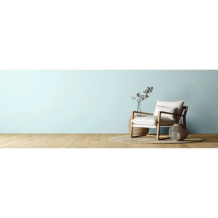 Caleo Color Wandfarbe Lehmfarbe Eisblume - Eisblume, Matt, 0,15 l - Heller Holz- und weiß gepolsterter Sessel in einem minimalistischen Raum mit hellblauer Wand, Holzboden und Naturgeflecht-Deko.