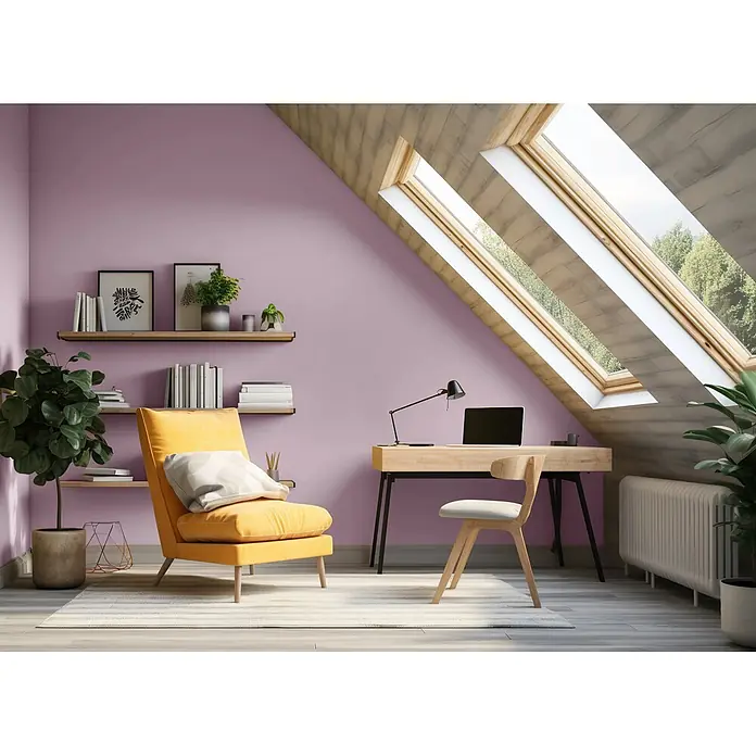 Caleo Color Wandfarbe Lehmfarbe Traumfänger - Traumfänger, Matt, 5 l - Gemütliches Dachzimmer mit Holzschreibtisch, Stuhl und gelbem Sessel an lila Wänden, von Dachfenstern beleuchtet.