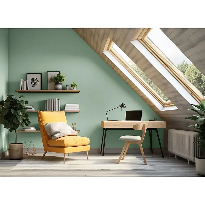 Caleo Color Wandfarbe Lehmfarbe Jura - Jura, Matt, 2,25 l - Modernes Dachbüro mit Oberlichtern, gelbem Sessel, Holzschreibtisch, Laptop, Regalen und Pflanzen.
