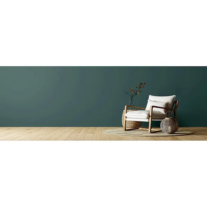 Caleo Color Wandfarbe Lehmfarbe Waldspaziergang - Waldspaziergang, Matt, 5 l - Moderner Holz-Sessel mit hellen Kissen auf einem gemusterten Teppich auf Holzboden.