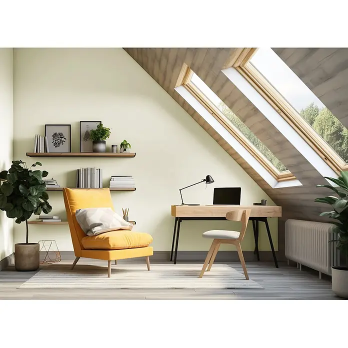 Caleo Color Wandfarbe Lehmfarbe Naturweiß - Naturweiß, Matt, 10 l - Ein modernes Dachzimmer-Arbeitszimmer mit Holzschreibtisch, Stuhl und gelbem Sessel unter hellen Dachfenstern.
