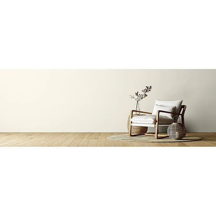 Caleo Color Wandfarbe Lehmfarbe Naturweiß - Naturweiß, Matt, 10 l - Sessel mit hellem Holzrahmen und weißen Kissen, in einem gemütlichen, minimalistischen Raum.
