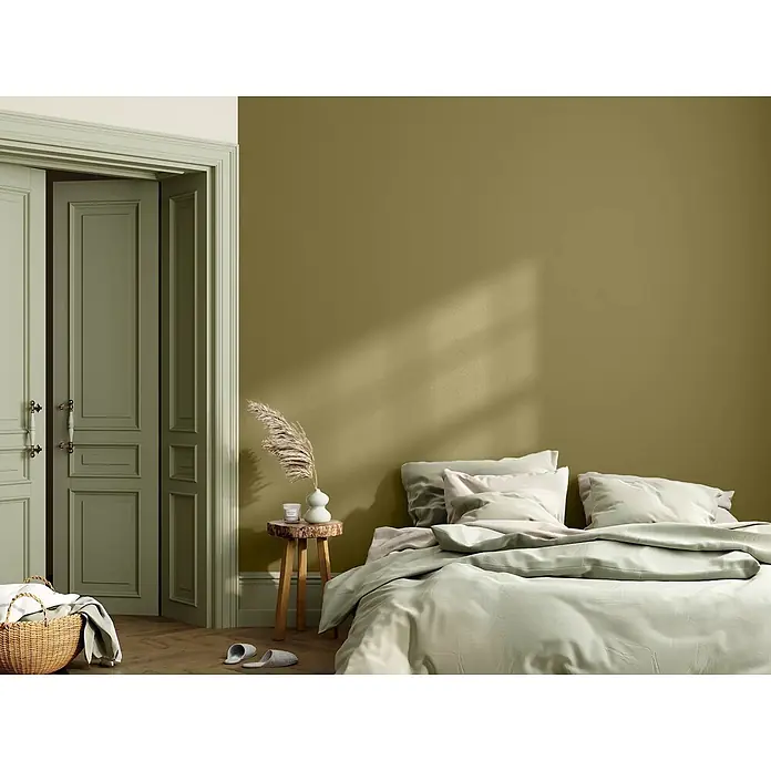 Caleo Color Wandfarbe Lehmfarbe Pistazie - Pistazie, Matt, 0,15 l - Schlafzimmer mit olivgrünen Wänden, salbeigrünen Türen und hellgrüner Bettwäsche.