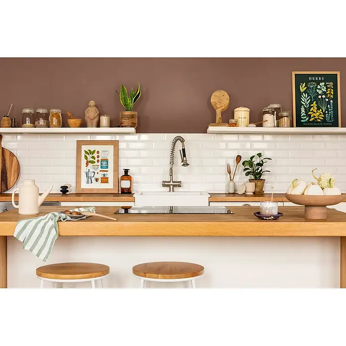 Caleo Color Wandfarbe Lehmfarbe Bärentatze - Bärentatze, Matt, 2,25 l - Moderne Kücheninsel mit heller Holztheke, weißer Spüle und flexiblem Wasserhahn.