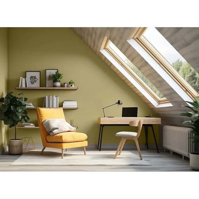 Caleo Color Wandfarbe Lehmfarbe Pistazie - Pistazie, Matt, 0,15 l - Senfgelber Sessel mit Kissen, der einem hellen, modernen Dachgeschoss-Büro Komfort verleiht.