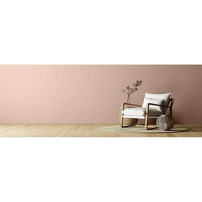Caleo Color Wandfarbe Lehmfarbe Wüstenwind - Wüstenwind, Matt, 5 l - Gemütliche Ecke mit hellem Holz- und weißem Sessel, Weidenbeistelltisch und Laterne, auf einem runden Teppich auf Holzboden.