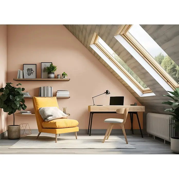 Caleo Color Wandfarbe Lehmfarbe Wüstenwind - Wüstenwind, Matt, 5 l - Modernes Dachzimmer-Heimbüro mit gelbem Sessel und Holzschreibtisch unter hellen Oberlichtern.