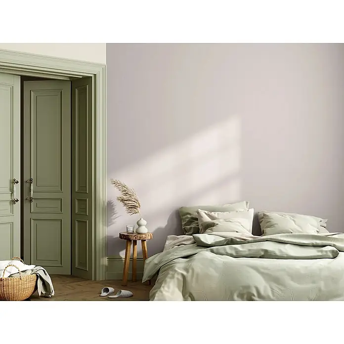 Caleo Color Wandfarbe Lehmfarbe Mondstein - Mondstein, Matt, 5 l - Ein ruhiges Schlafzimmer mit einem Bett mit weicher salbeigrüner Bettwäsche, einem rustikalen Beistelltisch und eleganten grünen Flügeltüren.