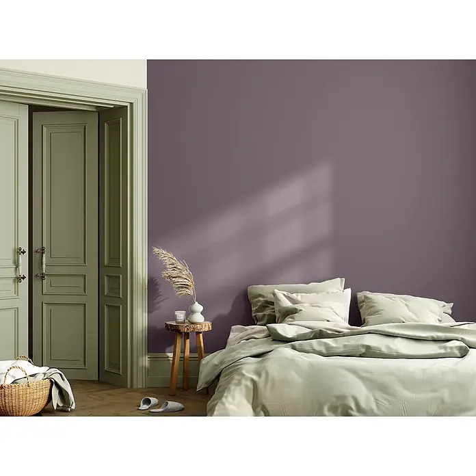 Caleo Color Wandfarbe Lehmfarbe Lavendel - Lavendel, Matt, 0,15 l - Weiche, hellgrüne Bettwäsche auf einem Bett in einem ruhigen Schlafzimmer.
