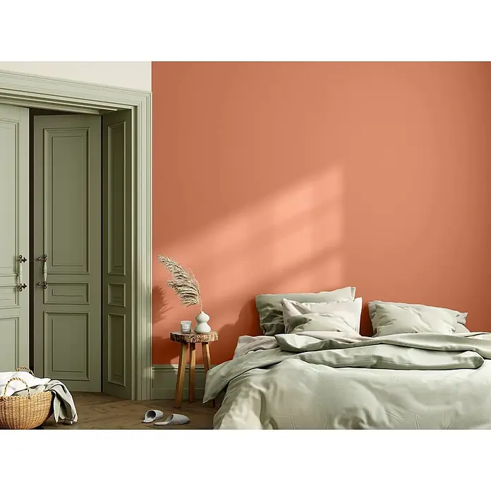 Caleo Color Wandfarbe Lehmfarbe Tonscherbe - Tonscherbe, Matt, 2,25 l - Hellgrüner Bettbezug-Set mit passenden Kissen auf einem Bett im Schlafzimmer.