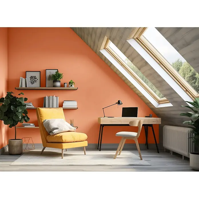 Caleo Color Wandfarbe Lehmfarbe Tonscherbe - Tonscherbe, Matt, 2,25 l - Dachzimmer mit oranger Wand, gelbem Sessel, Holzschreibtisch und großen Dachfenstern.