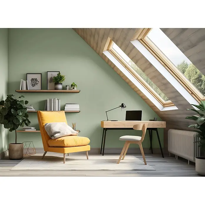 Caleo Color Wandfarbe Lehmfarbe Schilf - Schilf, Matt, 10 l - Modernes Dachgeschoss-Homeoffice mit hellem Holzschreibtisch, minimalistischem Stuhl und leuchtend gelbem Sessel.