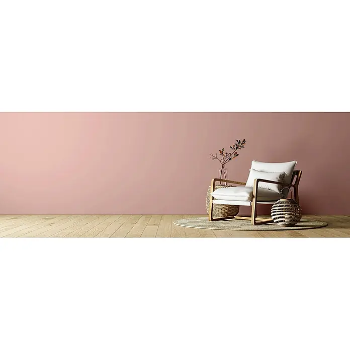 Caleo Color Wandfarbe Lehmfarbe Magnolie - Magnolie, Matt, 0,15 l - Moderner Sessel mit hellem Holzrahmen und weißen Kissen, in einem Raumambiente.