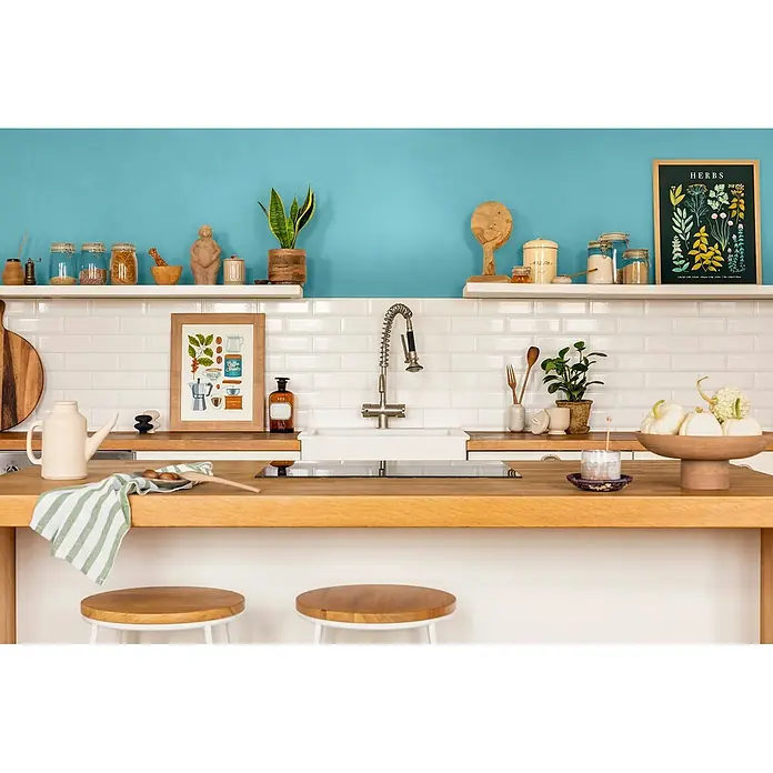 Caleo Color Wandfarbe Lehmfarbe Gletschertau - Gletschertau, Matt, 5 l - Helle Holzkücheinsel mit weißen Hockern, integriertem Spülbecken und Induktionskochfeld, ideal zum Kochen und Essen.