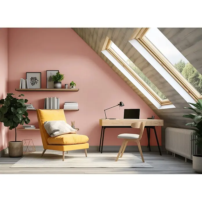 Caleo Color Wandfarbe Lehmfarbe Magnolie - Magnolie, Matt, 0,15 l - Gelber Samtsessel mit Kissen in einem gemütlichen Dachbüro.