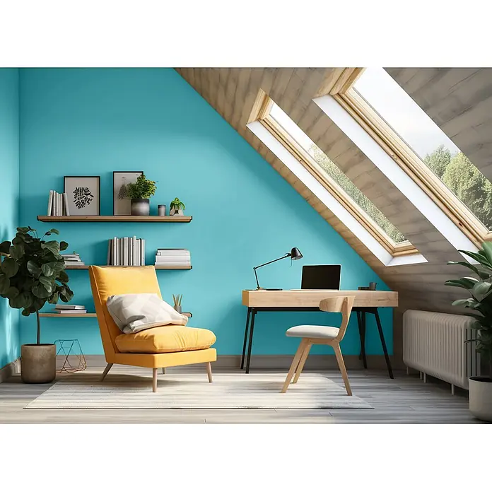 Caleo Color Wandfarbe Lehmfarbe Gletschertau - Gletschertau, Matt, 5 l - Helles Dachgeschoss-Homeoffice mit türkiser Wand, Holzschreibtisch, gelbem Sessel und Dachfenstern.
