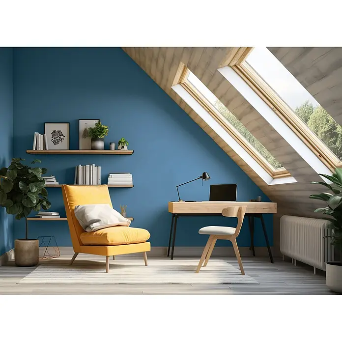 Caleo Color Wandfarbe Lehmfarbe Walgesang - Walgesang, Matt, 5 l - Gemütliches Dachgeschoss-Büro mit blauer Wand, gelbem Sessel, Holzschreibtisch und Dachfenstern.
