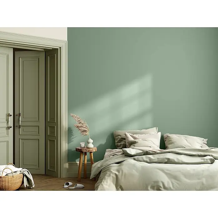 Caleo Color Wandfarbe Lehmfarbe Agave - Agave, Matt, 0,15 l - Schlafzimmer mit salbeigrünen Wänden und Türen, Bett mit hellgrüner Bettwäsche und rustikalem Beistelltisch.