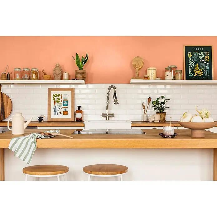 Caleo Color Wandfarbe Lehmfarbe Papaya - Papaya, Matt, 5 l - Grün-weiß gestreiftes Küchentuch über einer Holztheke drapiert.