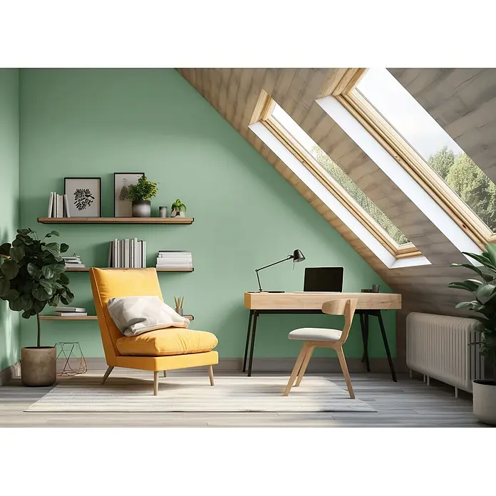 Caleo Color Wandfarbe Lehmfarbe Agave - Agave, Matt, 0,15 l - Hellgrüne Wände definieren ein modernes Heimbüro mit Holzschreibtisch und gelbem Sessel.