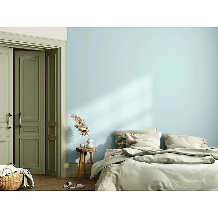 Caleo Color Wandfarbe Lehmfarbe Eisblume - Eisblume, Matt, 0,15 l - Schlafzimmer mit hellblauen Wänden, olivgrünen Türen und einem Bett mit hellgrüner Bettwäsche.