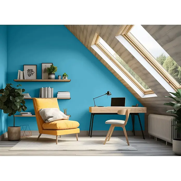 Caleo Color Wandfarbe Lehmfarbe Wellenspiel - Wellenspiel, Matt, 2,25 l - Heller Holzschreibtisch mit Stuhl in einem sonnigen Dachbüro mit blauer Wand.