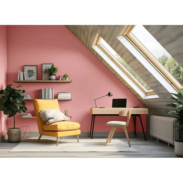 Caleo Color Wandfarbe Lehmfarbe Rosenquarz - Rosenquarz, Matt, 10 l - Modernes Dachzimmer mit rosa Wänden, Holzschreibtisch, Stuhl und gelbem Sessel unter Dachfenstern, als Home-Office genutzt.