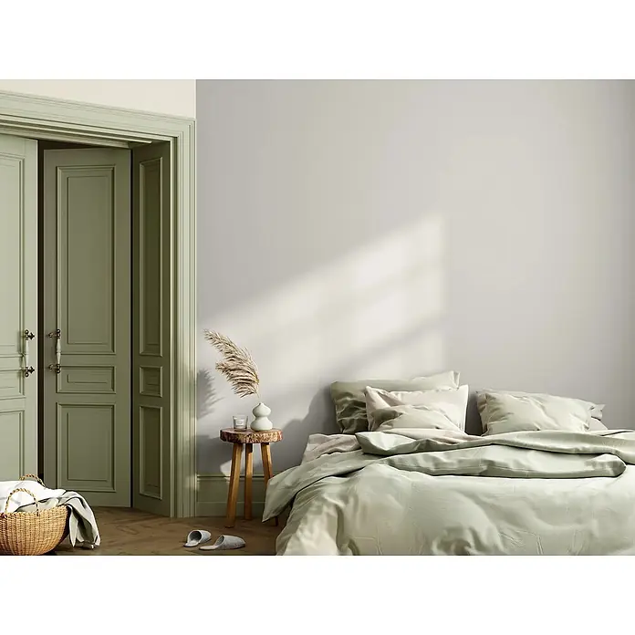 Caleo Color Wandfarbe Lehmfarbe Raureif - Raureif, Matt, 10 l - Schlafzimmer mit hellgrünem Bettzeug und passenden Kassettentüren.
