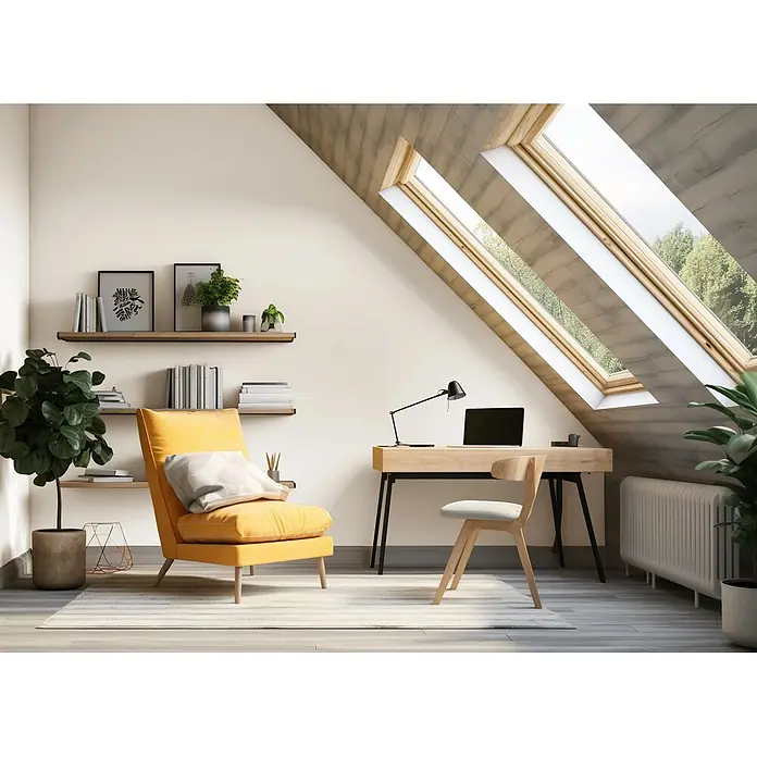 Caleo Color Wandfarbe Lehmfarbe Altweiß - Altweiß, Matt, 10 l - Helles Dachgeschoss-Heimbüro mit Holzschreibtisch, Stuhl und gelbem Sessel, beleuchtet durch Dachfenster. Regale mit Büchern und Pflanzen vervollständigen den gemütlichen Raum.