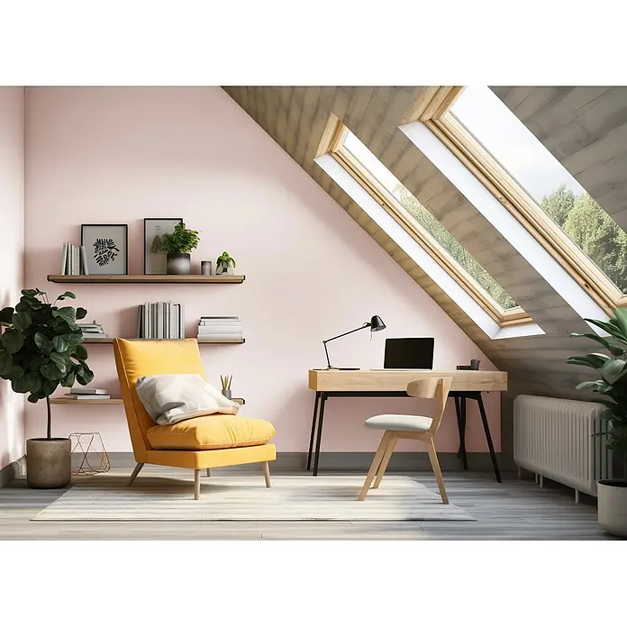 Caleo Color Wandfarbe Lehmfarbe Blütenpracht - Blütenpracht, Matt, 0,15 l - Modernes Dachgeschoss-Arbeitszimmer mit gelbem Sessel, Holzschreibtisch und Pflanzen unter einem großen Oberlicht.