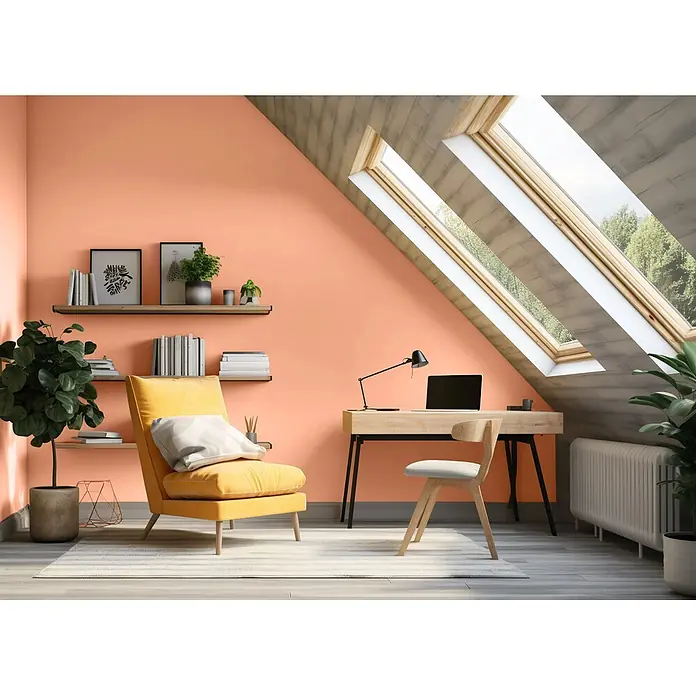 Caleo Color Wandfarbe Lehmfarbe Honigmelone - Honigmelone, Matt, 10 l - Helles Dachschrägen-Büro mit gelbem Sessel, hellem Holzschreibtisch und Dachfenstern.