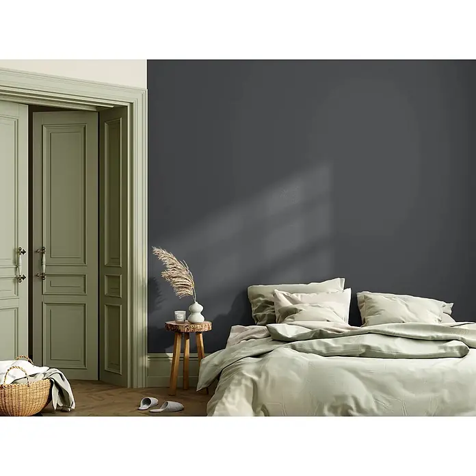 Caleo Color Wandfarbe Lehmfarbe Vulkanstein - Vulkanstein, Matt, 0,15 l - Schlafzimmer mit dunkelgrauer Wand und hellgrünen Doppeltüren, mit weicher, hellgrüner Bettwäsche.