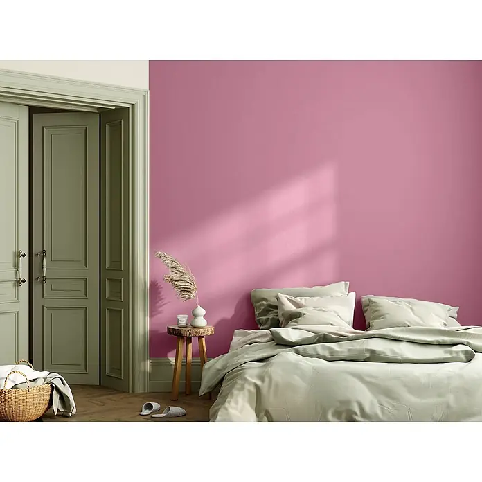 Caleo Color Wandfarbe Lehmfarbe Himbeere - Himbeere, Matt, 2,25 l - Gemütliches Schlafzimmer mit leuchtend rosafarbener Wand, passend zu olivgrünen Türen und Bettwäsche.