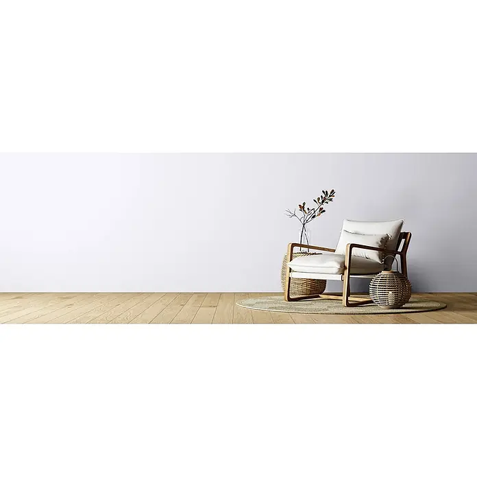 Caleo Color Wandfarbe Lehmfarbe Eismöwe - Eismöwe, Matt, 10 l - Moderner Sessel mit weißen Polstern und Holzrahmen, in einem minimalistischen Raum mit Teppich und natürlichen Dekoelementen.
