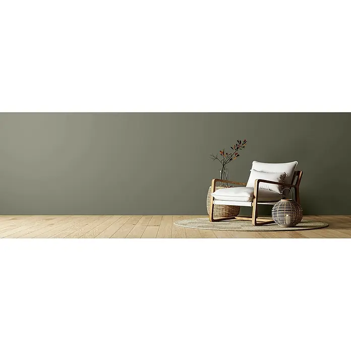 Caleo Color Wandfarbe Lehmfarbe Rosmarin - Rosmarin, Matt, 5 l - Gemütliche Leseecke mit hellem Holzstuhl, weißen Kissen, Rattantisch und Laterne auf Holzfußboden.