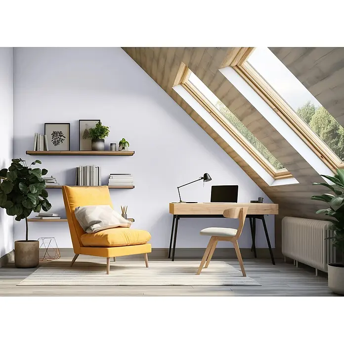 Caleo Color Wandfarbe Lehmfarbe Eismöwe - Eismöwe, Matt, 10 l - Gemütliches Dachgeschoss-Büro mit gelbem Sessel, Holzschreibtisch, Laptop, Lampe und Regalen mit Pflanzen und Büchern, beleuchtet durch Oberlichter.
