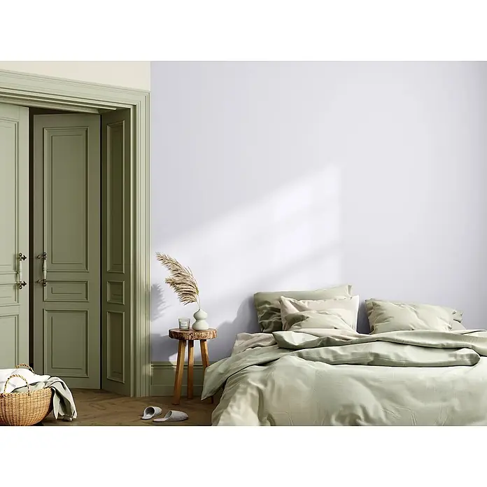 Caleo Color Wandfarbe Lehmfarbe Eismöwe - Eismöwe, Matt, 10 l - Weiche, hellgrüne Bettwäsche auf einem Bett in einem ruhigen Schlafzimmer.